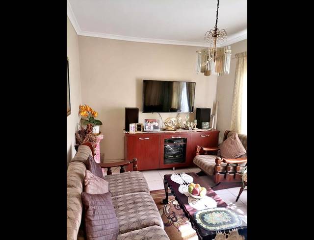 3 BEDROOM TOWNHOUSE FOR SALE IN ISIPINGO RAIL